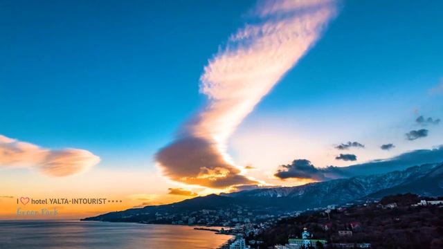 Сказочный закат в Крыму со смотровой площадки отеля «Ялта-Интурист»