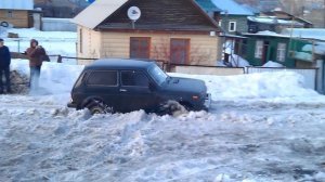 УАЗ. Нива, TOYOTA, подъем в гору на сцепке из трех машин