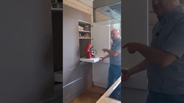 Кухни на заказ. Выдвижная полка для бытовой техники