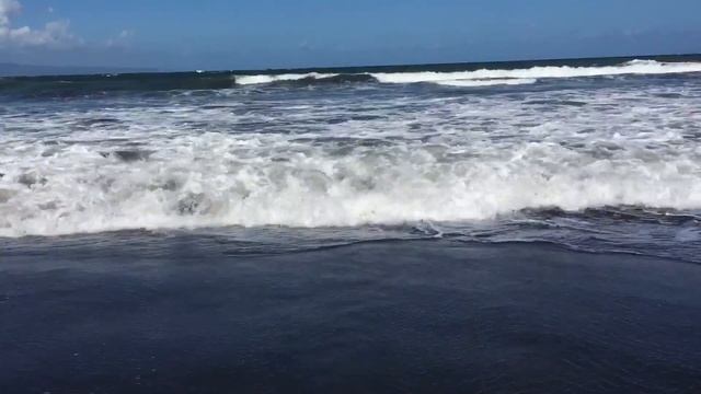 Пляж с чёрным песком. Где-то на северо-востоке Бали