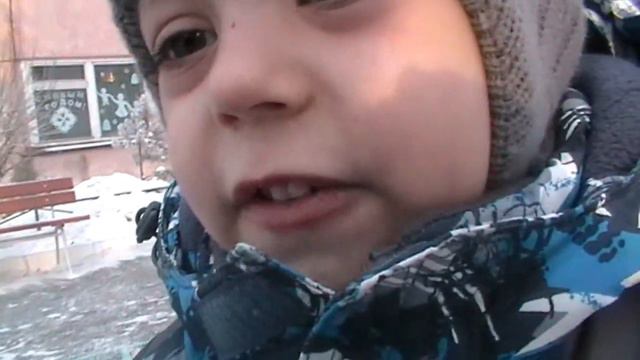 Назар после новогоднего корпаратива Елки в д  садике идет домой