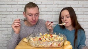 МУКБАНГ САЛАТ СВЕТОФОР С КОПЧЁНОЙ ГРУДКОЙ ОВОЩАМИ СЫРОМ МОРС ЧЕРРИ MUKBANG SALAD ответы на вопросы