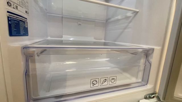 Холодильник Samsung RB33A32N0WW/WT с нижней морозильной камерой с технологией Space Max. смотреть онлайн