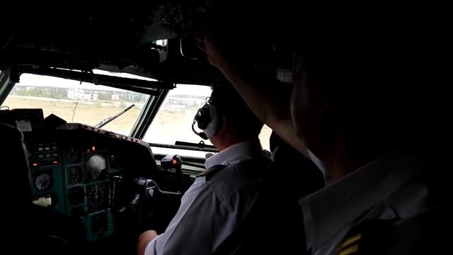 Заход на посадку Ту 154-М, Новый Уренгой. Активное управление у молодого 2-го пилота. смотреть онлайн