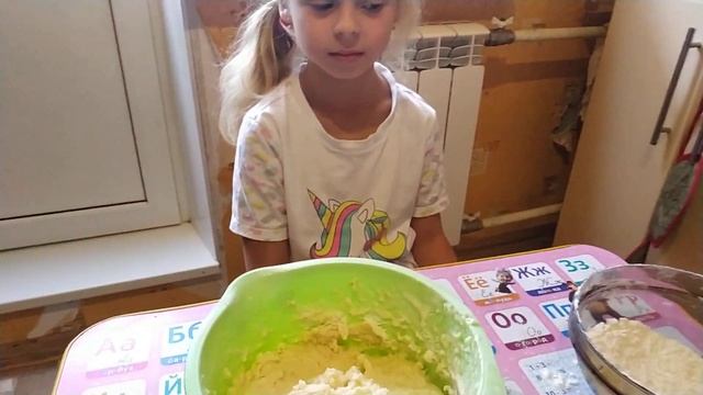 Вика готовит пиццу из дрожжевого теста. смотреть онлайн