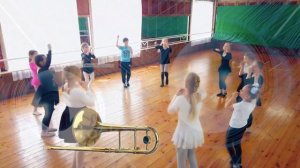 Я музыкант, песня-танец. Я просто музыкант, могу сыграть вам на волынке, на трамбоне, на пианино...