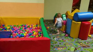 Девчонки в развлекательном центре