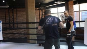 тренер Березкин Д. работа на лапах с левшой.  coach Dmitry Berezkin. work on pads with Lefty.