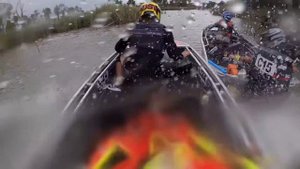 ПИЛОТ ДРИФТУЕТ ЛОДКУ НА ГОНКЕ RED BULL
