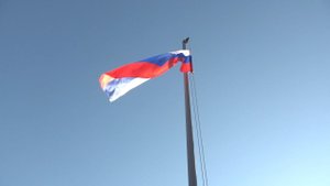Новая неделя в школах начинается с поднятия флага