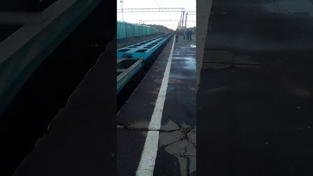 "С ветерком"! ВЛ10У - 224 с товарным поездом на станции Ступино. смотреть онлайн