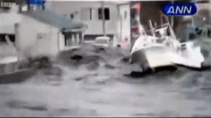 Страшные кадры цунами в Японии! после землетрясения