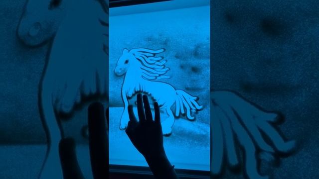 Каролинка рисует лошадку песком смотреть онлайн