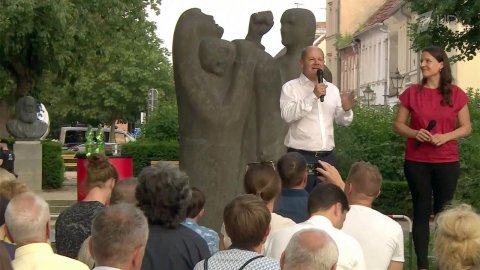 Жители Бранденбурга освистали выступление канцлера Германии Олафа Шольца