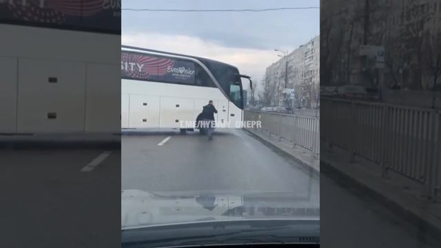 В Днепре автобус решил развернуться прям по центру по. Слобожанский и застрял?