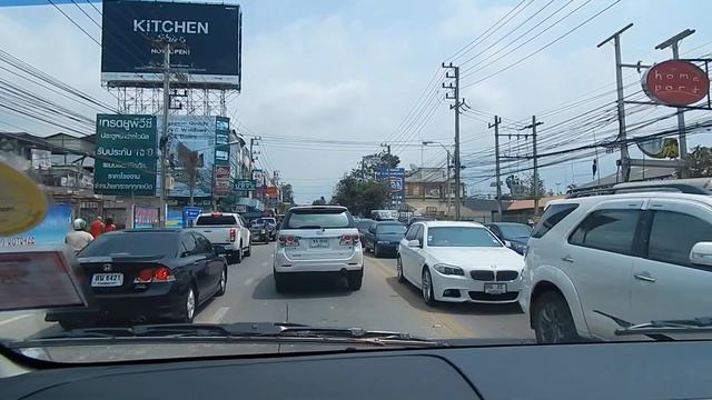 Уличное движение в Паттайе смотреть онлайн