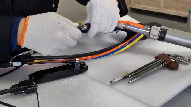 Как заменить лазерную головку для сварки Qilin BWT20 на головки для лазерной чистки металла BWT20C?