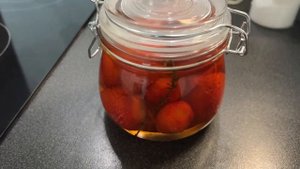 МАРИНОВАННАЯ КЛУБНИКА - необычное лакомство к летнему столу | маринады для клубники