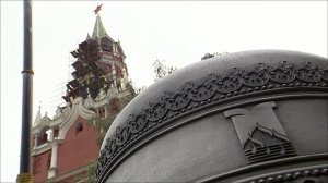 В столице на звонницу Спасской башни Кремля начали поднимать новые колокола