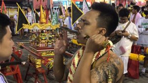 Пхукет Влог. Как прокалывают тела, священный пирсинг на Вегетарианском фестивале.