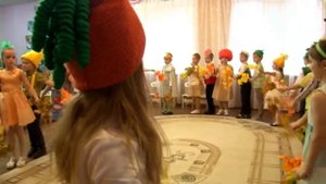Танец с осенними листьями "Осень постучалась к нам золотым дождем"