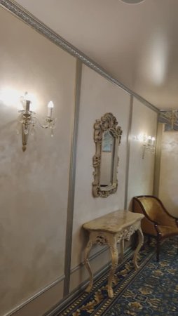 В фойе ресторана "Сувенир XL" в парк-отеле "Берёзка", Челябинск