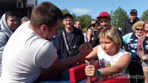 Как девушка сделала мужика в армрестлинге