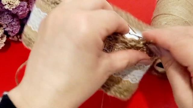 Корзина из пластикового контейнера и джута.