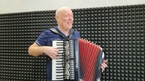 Как играть на аккордеоне "Ух ты, мы вышли из бухты" (аккорды)