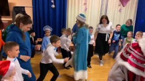 Новогодний хоровод детей с родителями. Детский сад 47