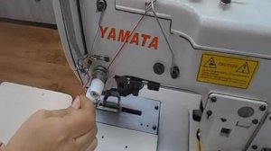 Петельный полуавтомат челночного стежка. Заправка верхней нити