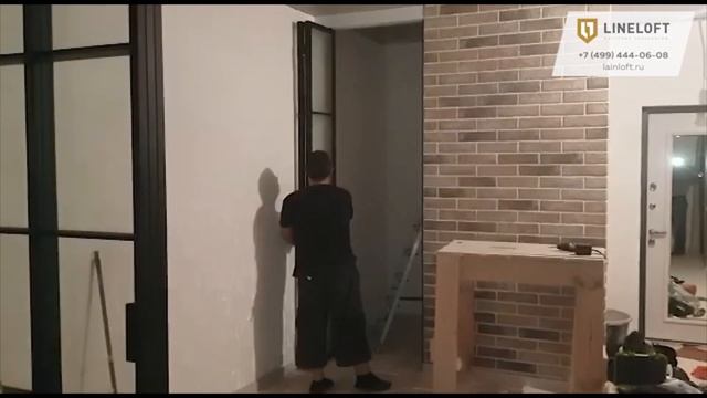 Двери лофт гармошка с встроенной системой в потолок и каленым стеклом 5 мм.