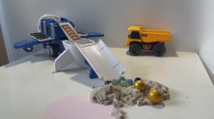 Стеклянные шарики скатываются с самолета в слайм/ воздушный пластилин/ тесто/кинетический песок