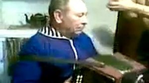 Никитин Геннадий Петрович играет на гармошке