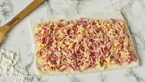 Рулетики из слоеного теста с колбасой и сыром