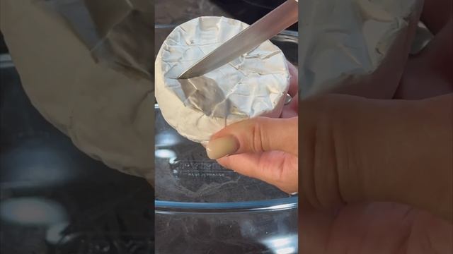 Запеченный камамбер с багетом и черри✨