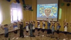 Танец с флажками 2 младшая группа