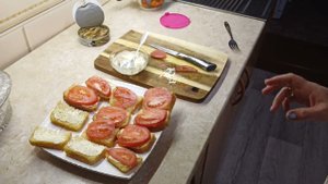 Муж - на горячем, жена - на салатах