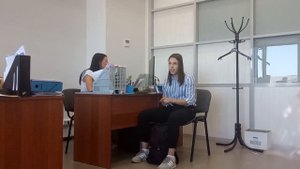 Сотрудник ОСЭ ходит по офисам