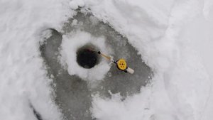 Зимняя рыбалка на хариуса на таёжной речке.