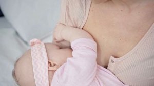 Кормление грудью новорожденного малыша