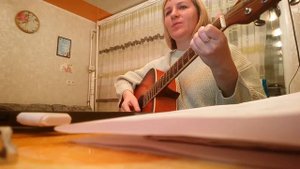 Не повторяется ,не повторяется, такое никогда...песня на гитаре