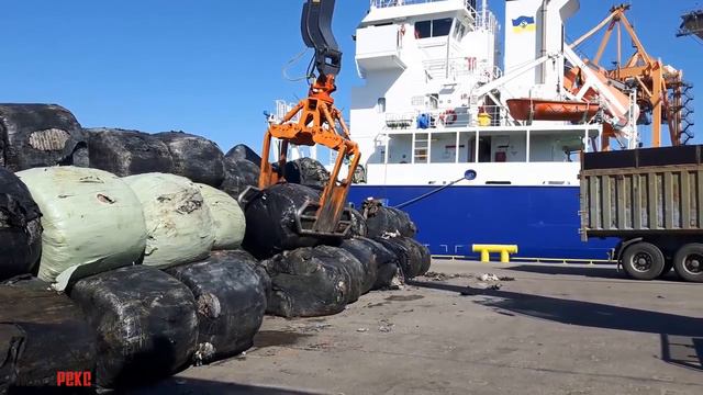 Перегрузка биг-бэгов в морском порту