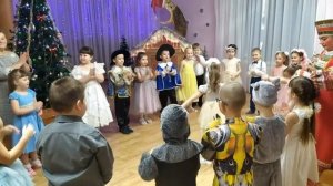 Музыкальная игра со словами "Ты катись, катись снежок, снежный маленький комок..."