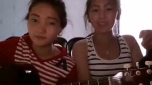 Девушки казашки очень красиво и зажигательно поют под гитару