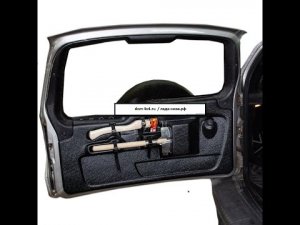 Обивка двери задней с топором и лопатой Нива Шевроле / Тревел