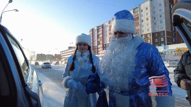 Полицейский Дед Мороз напомнил братчанам о важности соблюдения ПДД в праздники