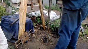 бурим скважину вручную