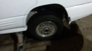 Субару Форестер с задним приводом. Поднял зад на домкратах и включил передачу.