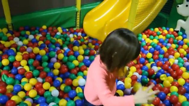 Детский развлекательный центр с горками и батутами Kid's Intertainment Center